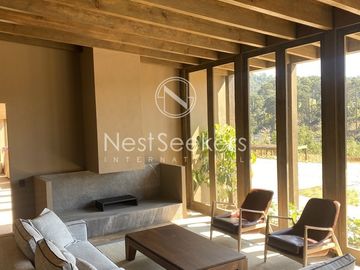 Casa en venta en condominio en entorno de montañas y bosque.