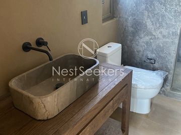 Casa en venta en condominio en entorno de montañas y bosque.