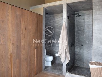 Casa en venta en condominio en entorno de montañas y bosque.