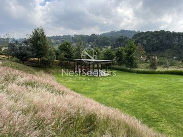 Casa en venta en condominio en entorno de montañas y bosque.