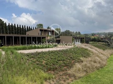 Casa en venta en condominio en entorno de montañas y bosque.
