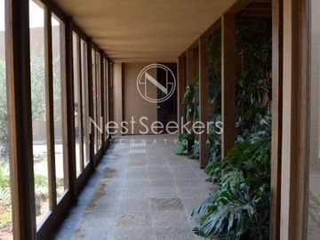 Casa en venta en condominio en entorno de montañas y bosque.