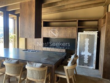 Casa en venta en condominio en entorno de montañas y bosque.