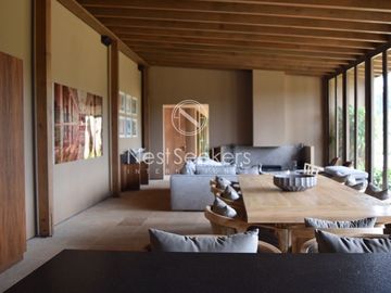 Casa en venta en condominio en entorno de montañas y bosque.