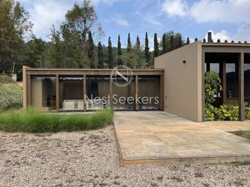 Casa en venta en condominio en entorno de montañas y bosque.