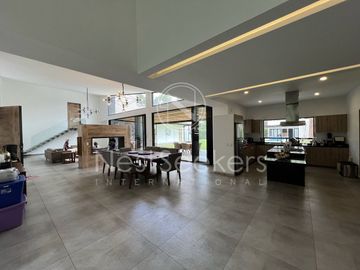 CASA DENTRO DE CLUB  DE GOLF, AVÁNDARO