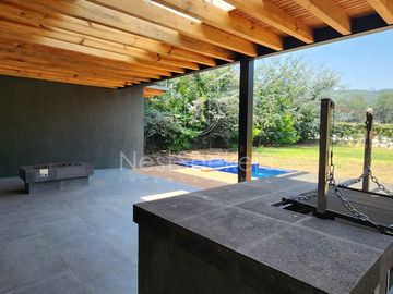 CASA NUEVA EN VENTA A UNOS MINUTOS DE AVANDARO