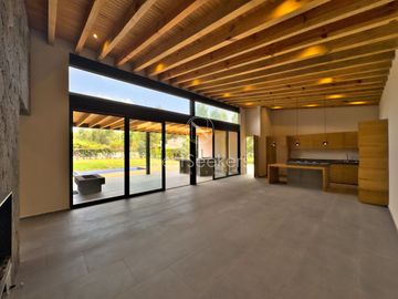 CASA NUEVA EN VENTA A UNOS MINUTOS DE AVANDARO