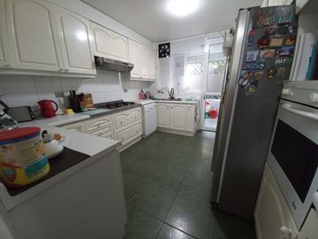 GRAN OPORTUNIDAD, EXCLUSIVO DEPTO CON AMPLIO JARDÍN