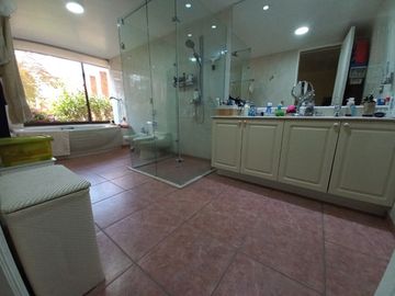 GRAN OPORTUNIDAD, EXCLUSIVO DEPTO CON AMPLIO JARDÍN