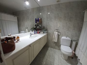 GRAN OPORTUNIDAD, EXCLUSIVO DEPTO CON AMPLIO JARDÍN