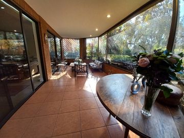 GRAN OPORTUNIDAD, EXCLUSIVO DEPTO CON AMPLIO JARDÍN