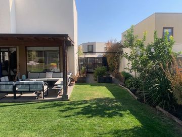 CASA 3 DORM + SERV + QUINCHO + PISCINA CHAMISERO