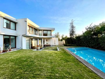 CASA MEDITERRÁNEA 4 DORM + ESCRITORIO + SERVICIO LOS BOSQUES