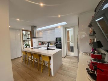 VENTA ESPECTACULAR CASA PIEDRA ROJA NO PERIMETRAL 5DORMITORI