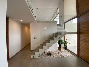 VENTA ESPECTACULAR CASA PIEDRA ROJA NO PERIMETRAL 5DORMITORI