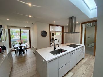 VENTA ESPECTACULAR CASA PIEDRA ROJA NO PERIMETRAL 5DORMITORI