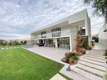 VENTA ESPECTACULAR CASA PIEDRA ROJA NO PERIMETRAL 5DORMITORI
