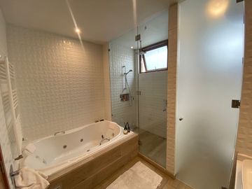 VENTA ESPECTACULAR CASA PIEDRA ROJA NO PERIMETRAL 5DORMITORI