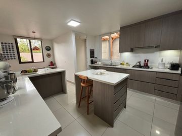 ESTUPENDA CASA CHAMISERO 4 DORM (2 EN SUITE) + PISCINA