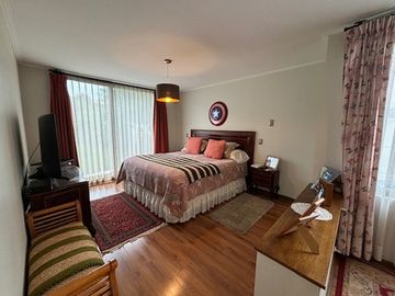 ESTUPENDA CASA CHAMISERO 4 DORM (2 EN SUITE) + PISCINA