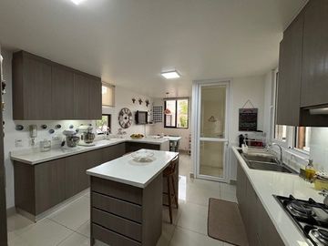 ESTUPENDA CASA CHAMISERO 4 DORM (2 EN SUITE) + PISCINA