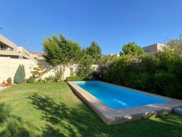 ESTUPENDA CASA CHAMISERO 4 DORM (2 EN SUITE) + PISCINA