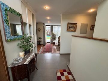 ESTUPENDA CASA CHAMISERO 4 DORM (2 EN SUITE) + PISCINA