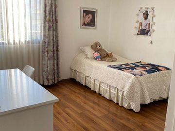 ESTUPENDA CASA CHAMISERO 4 DORM (2 EN SUITE) + PISCINA