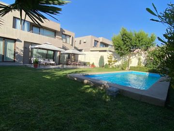 ESTUPENDA CASA CHAMISERO 4 DORM (2 EN SUITE) + PISCINA