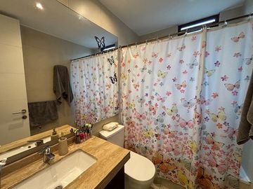 ESTUPENDA CASA CHAMISERO 4 DORM (2 EN SUITE) + PISCINA