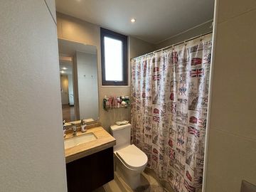 ESTUPENDA CASA CHAMISERO 4 DORM (2 EN SUITE) + PISCINA