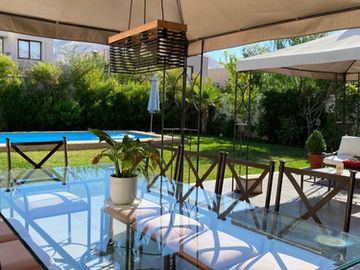 ESTUPENDA CASA CHAMISERO 4 DORM (2 EN SUITE) + PISCINA