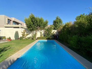 ESTUPENDA CASA CHAMISERO 4 DORM (2 EN SUITE) + PISCINA