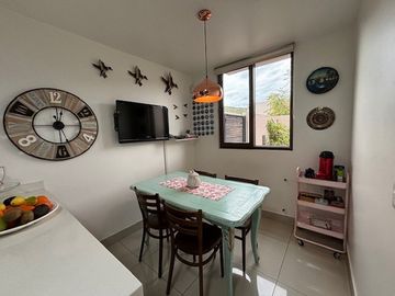 ESTUPENDA CASA CHAMISERO 4 DORM (2 EN SUITE) + PISCINA