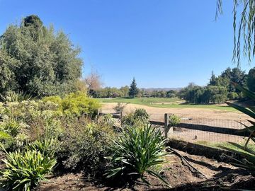 CLUB DE GOLF BRISAS DE CHICUREO A ORILLA DE CANCHA