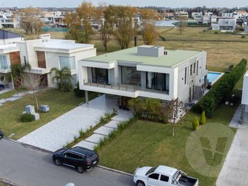 Casa en venta - Barrio Terralagos, Canning