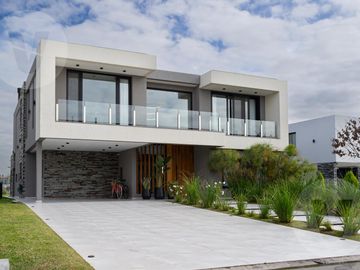 Casa en venta - Barrio Terralagos, Canning