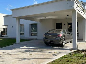 Casa en venta - 4 Dormitorios 3 Baños - Cochera - 600Mts2 - El Principado, San Vicente