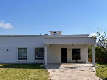 Casa en venta - 4 Dormitorios 3 Baños - Cochera - 600Mts2 - El Principado, San Vicente