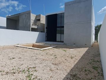CASA EN VENTA  EN PRADERAS DEL MAYAB, CONKAL -  3 RECÁMARAS  Y ALBERCA