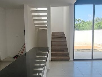 CASA EN VENTA  EN PRADERAS DEL MAYAB, CONKAL -  3 RECÁMARAS  Y ALBERCA