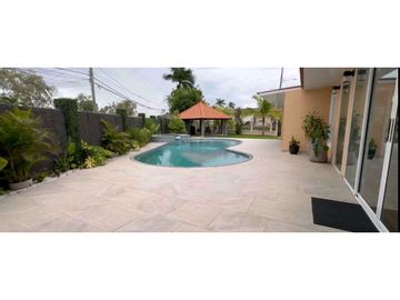 SE VENDE CASA EN VILLA LUCRE- ALTOS DE SAN RAFAEL REMODELADA 397m2 JP