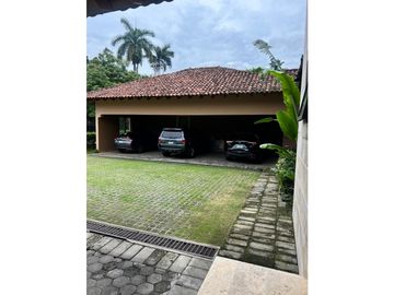 VENTA MANSIÓN EN ALTOS DEL GOLF
