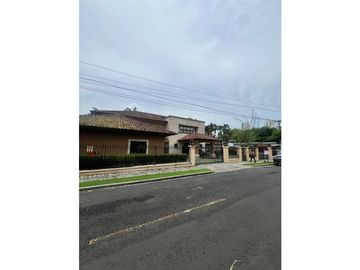 VENTA MANSIÓN EN ALTOS DEL GOLF