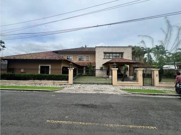 VENTA MANSIÓN EN ALTOS DEL GOLF