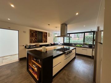 Excelente casa ubicada en Fairway