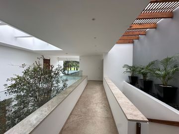 Excelente casa ubicada en Fairway