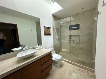 Excelente casa ubicada en Fairway