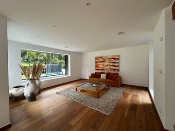 Excelente casa ubicada en Fairway